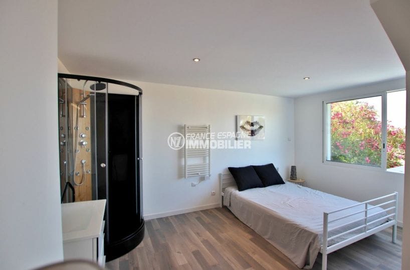 achat immobilier costa brava: villa 250 m², 2° chambre, lit double avec douche massante