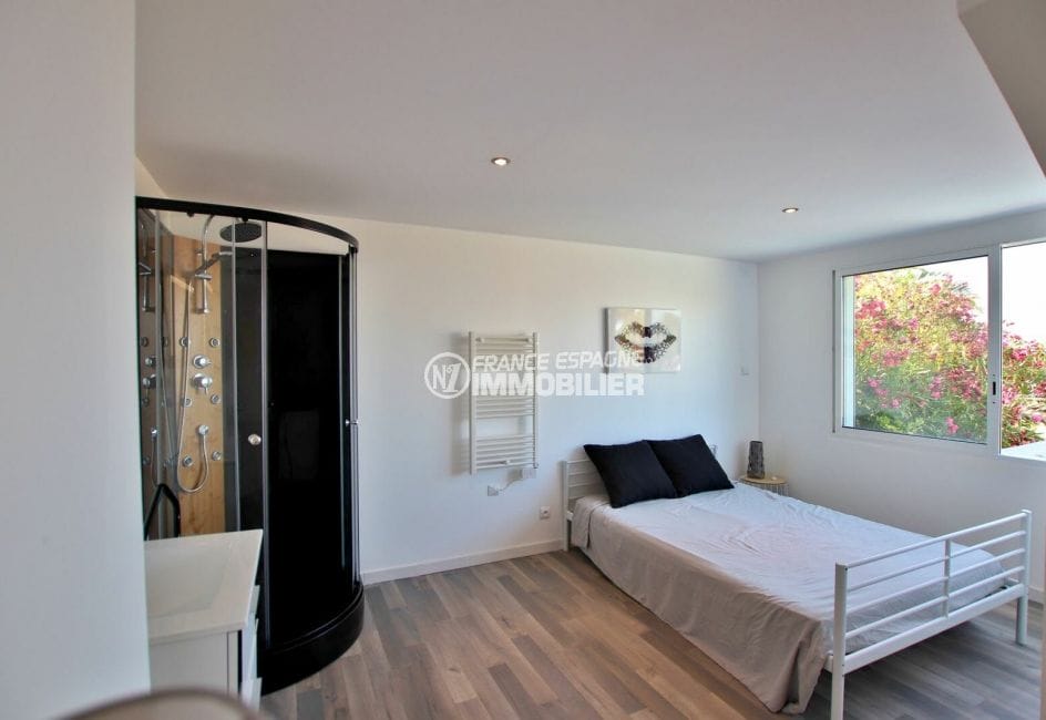 achat immobilier costa brava: villa 250 m², 2° chambre, lit double avec douche massante