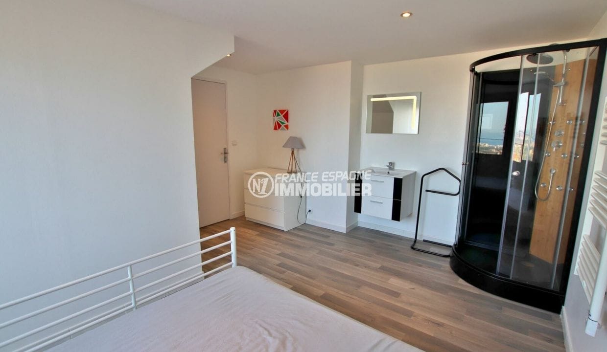 achat immobilier espagne costa brava: villa 250 m², douche massente et lavabo dans la 2° chambre