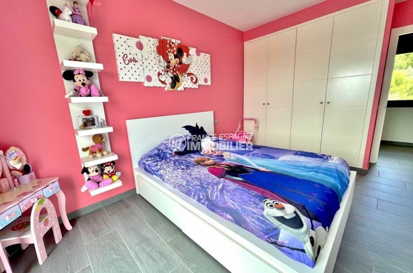 costa brava immobilier: villa 215 m², 2° chambre enfant double, armoire encastrée