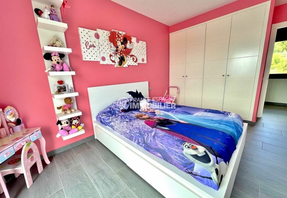costa brava immobilier: villa 215 m², 2° chambre enfant double, armoire encastrée