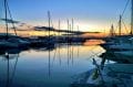 nombreux bateaux amarrés dans le port de roses au coucher du soleil