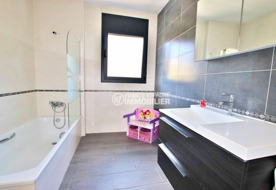 vente maison espagne costa brava, 215 m² avec piscine, salle de bain avec baignoire