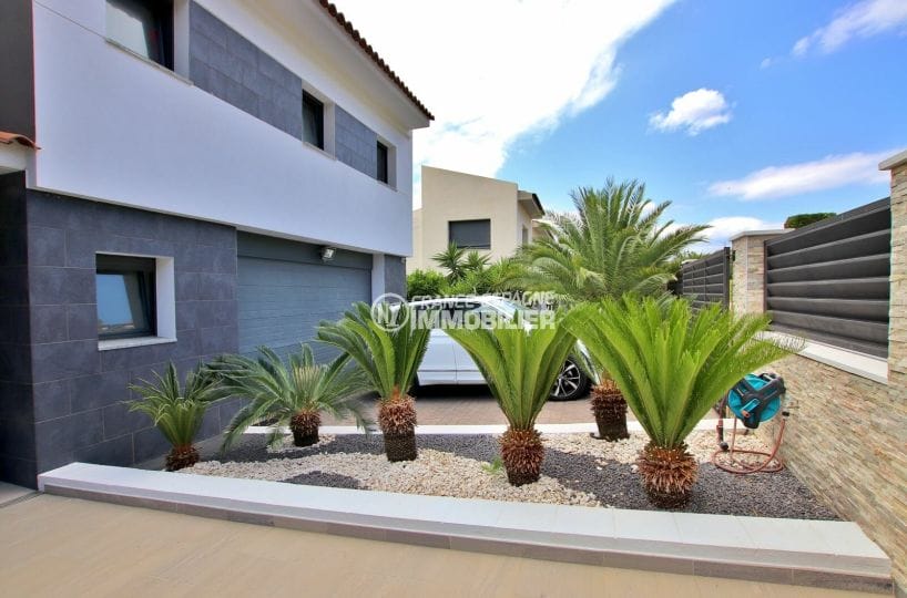 maison à vendre en espagne costa brava, 215 m² sur terrain de 800 m², allée avec palmiers côté garage