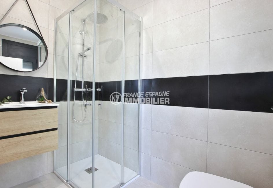 maison a vendre espagne bord de mer, 105 m², salle d'eau avec douche moderne, wc