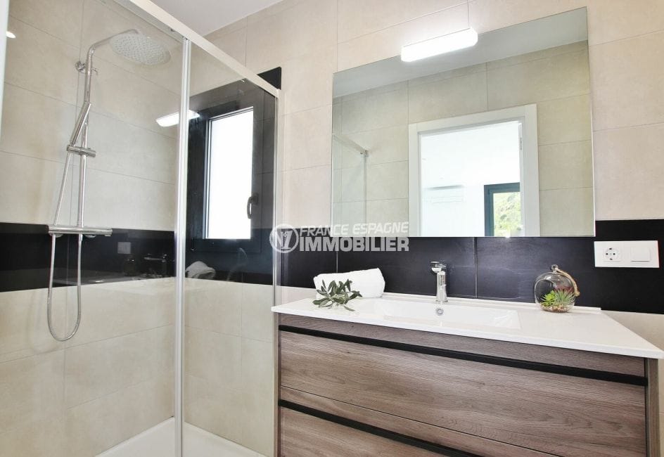 vente immobiliere rosas: villa 105 m² 3 chambres, salle d'eau moderne, douche