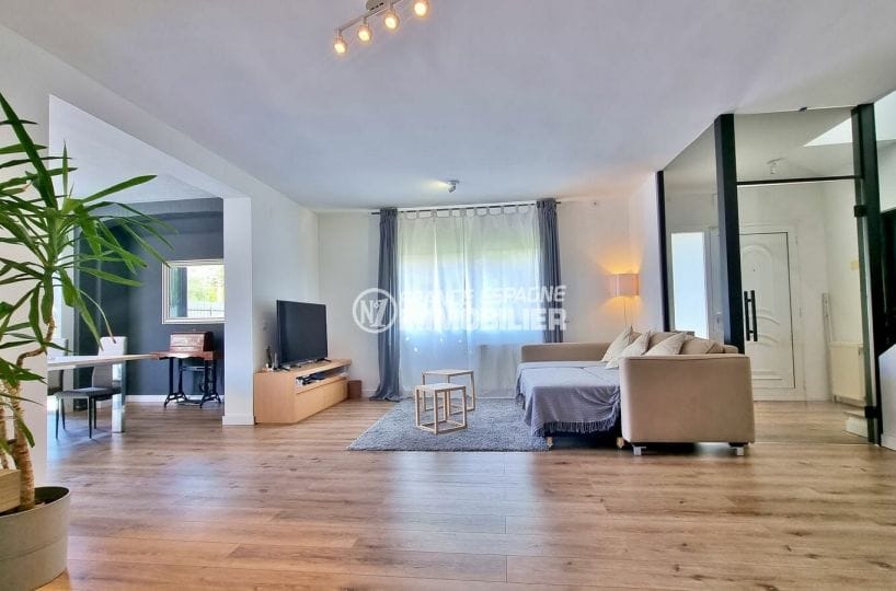 agence immo a rosas espagne: villa 200 m² 5 chambres, grand séjour avec beaux volumes