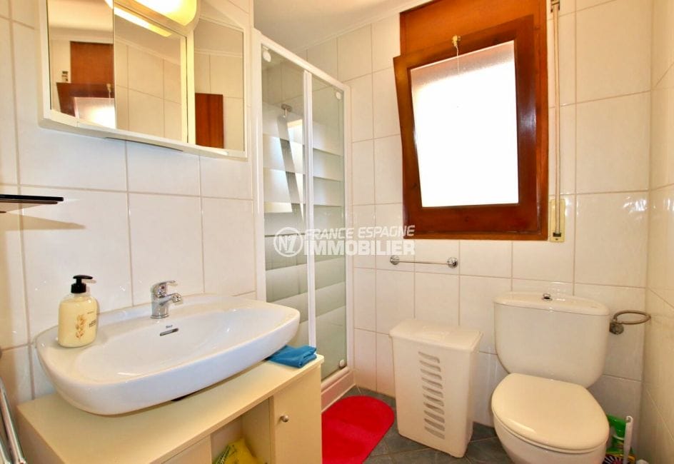 appartement a vendre roses santa margarida, 2 chambres 83 m², salle d'eau avec cabine douche et wc