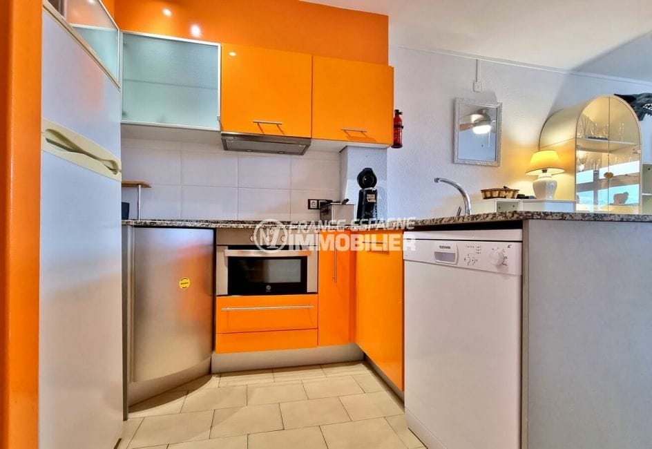 acheter appartement empuriabrava, 40 m² avec amarre, cuisine moderne avec plaques, four, hotte