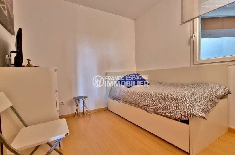 appartement a vendre roses, 81 m², seconde chambre avec canapé lit