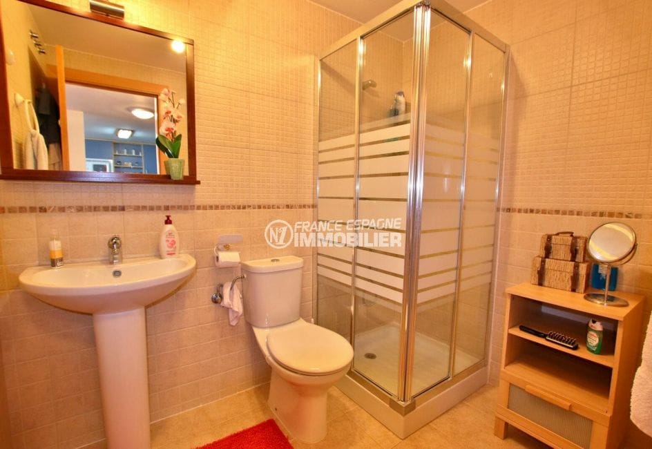 appartement a vendre roses santa margarida, 2 chambres 81 m², salle d'eau avec cabine douche et wc