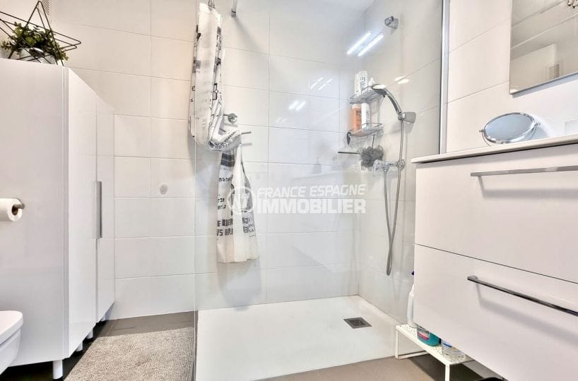 achat appartement espagne costa brava, 2 pièces 48 m², salle d'eau claire avec rangements