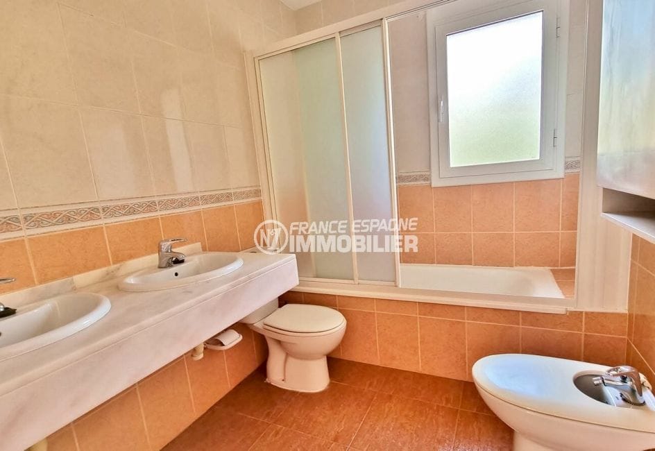 maison rosas espagne a vendre, 200 m² 5 chambres, trosième salle de bains avec wc