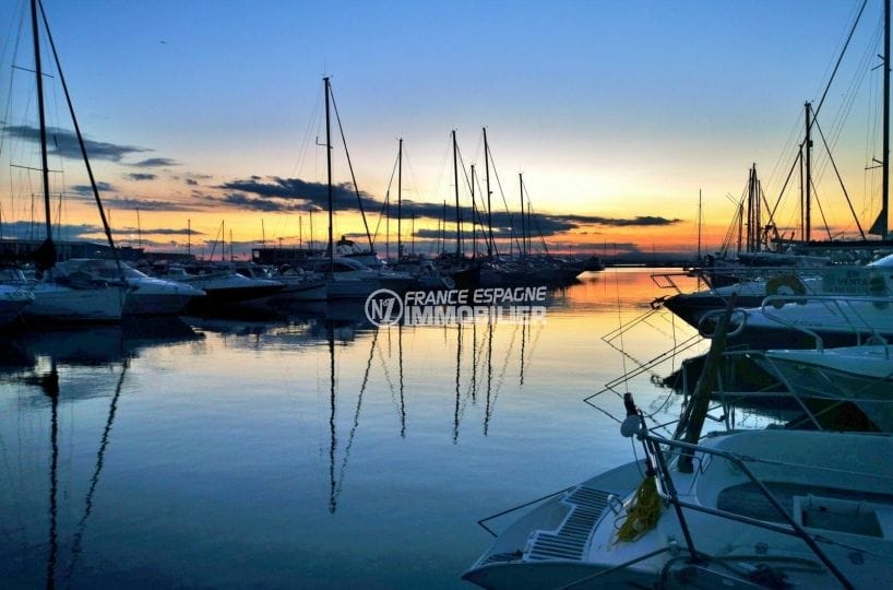 coucher de soleil sur les embarcations amarrées dans la marina de rosas