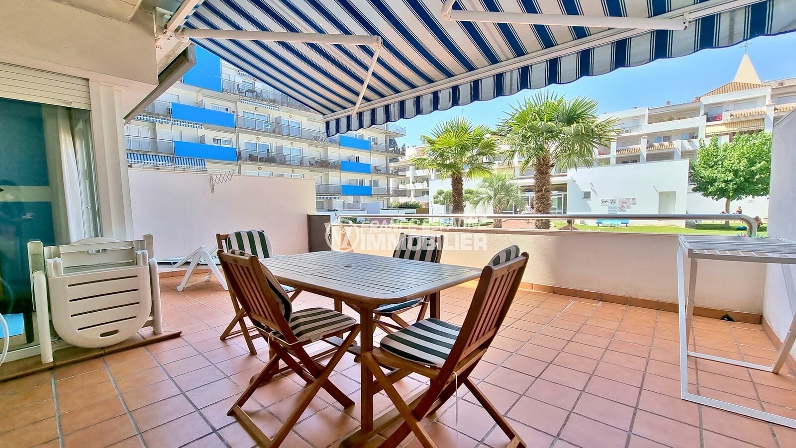 appartement rosas a vendre, 3 pièces 68 m², grande terrasse 34 m² avec accès direct piscine, exposition sud, proche plage