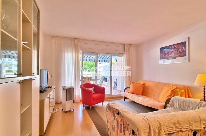 vente appartement rosas, 3 pièces 68 m², salon lumineux avec accès à la terrasse