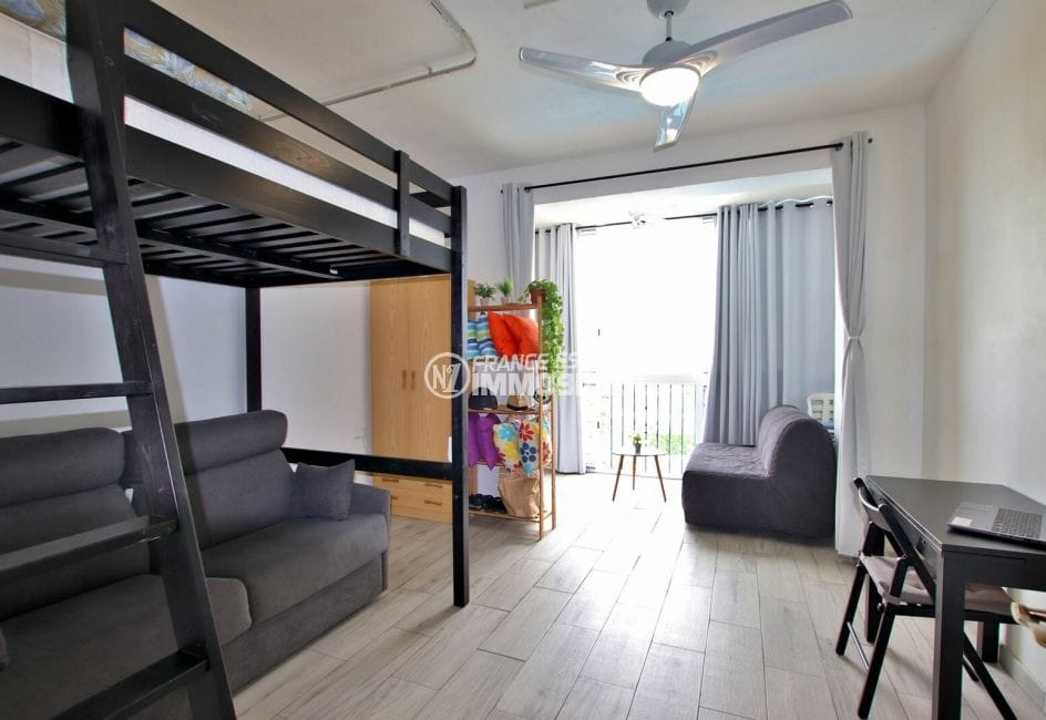 appartements a vendre a rosas, 27 m² avec dans le séjou un lit superposé et canapé