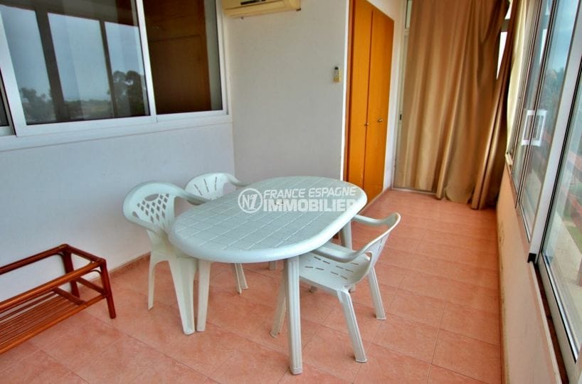 acheter appartement rosas, 2 pièces 62 m², terrasse avec table et chaises de jardin, armoire