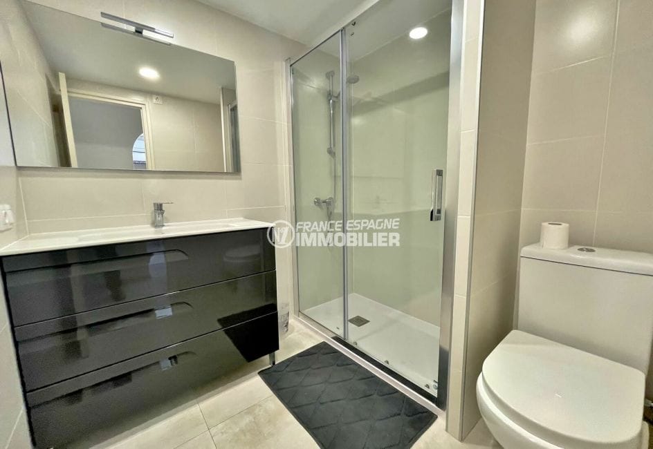 immocenter empuriabrava: appartement 3 pièces vue mer 69 m², salle d'eau avec douche et wc