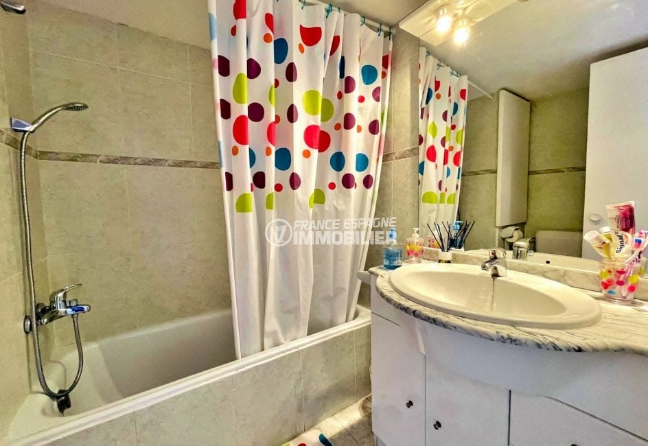 appartement rosas vente, 2 pièces 59 m², salle de bain avec baignoire, rangements