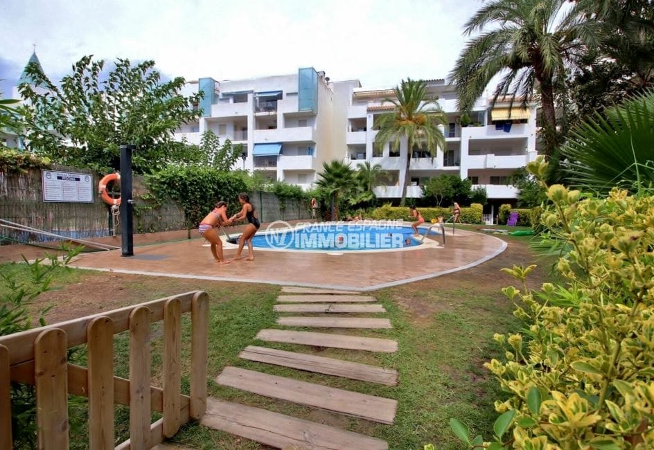 rosas immo: appartement 3 pièces 58 m², piscine avec douche extérieure, pelouse