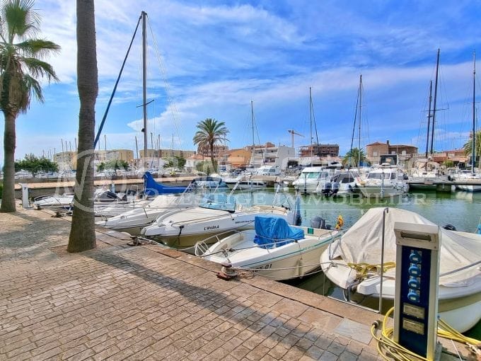 rosas immo: amarre-anneau 6,5 m x 2,35 m sur le canal de santa margarita avec eau et électricité