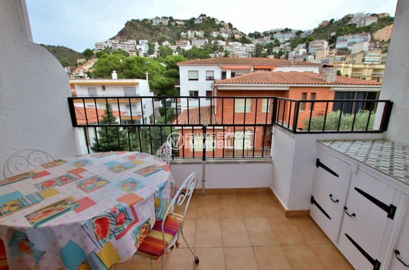 immo roses: appartement 2 chambres 68 m² avec terrasse vue sur les montagnes, possibilité parking et cave, plage à 200 m