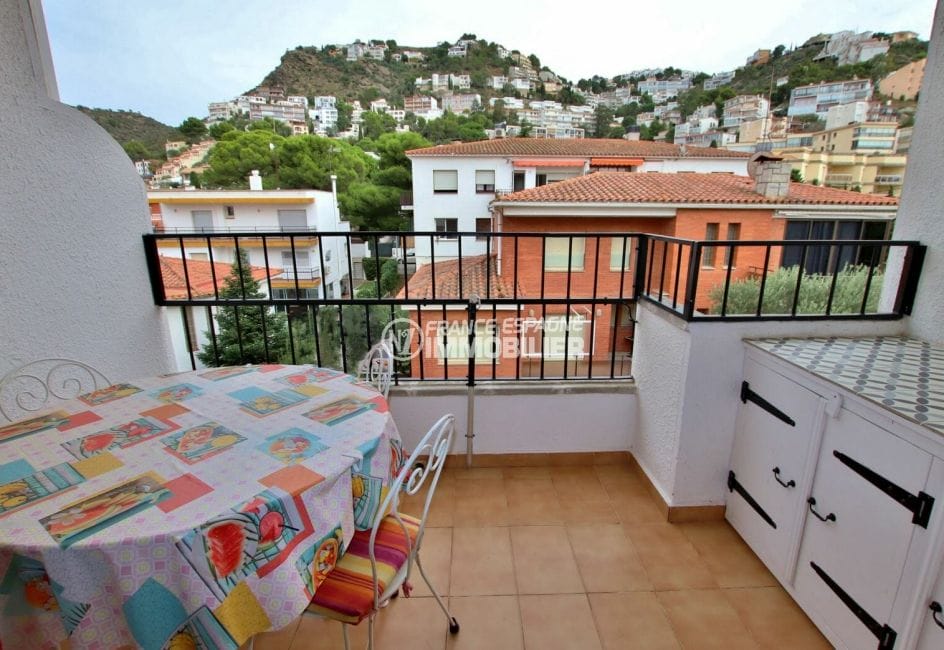 immo roses: appartement 2 chambres 68 m² avec terrasse vue sur les montagnes, possibilité parking et cave, plage à 200 m