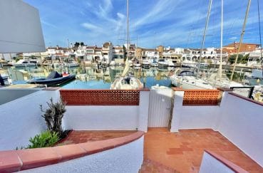 maison a vendre empuria brava, 3 chambres 135 m², vue canal avec amarre 18 m x 4 m pour voilier, proche plage.
