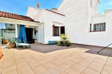 maison a vendre a rosas, 2 chambres 64 m² construite sur 140 m² terrain, patio et parking cour intérieure, proche plage