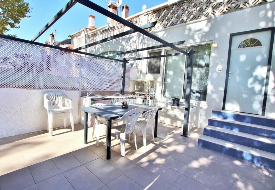 maison a vendre empuria brava, 2 chambres 52 m², terrasse équipée table, chaises et rangements