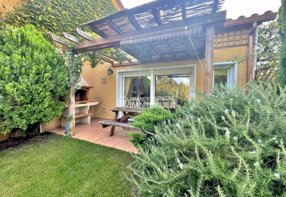 achat villa costa brava, 3 chambres 113 m², terrasse avec barbecue, table et bancs