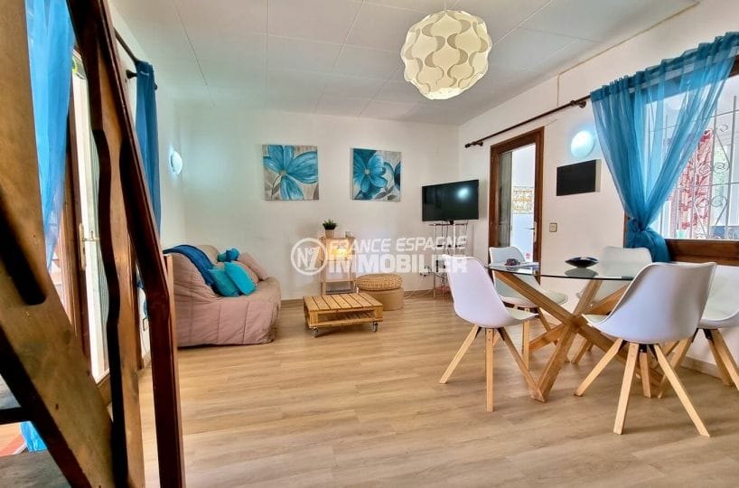 vente immobilier rosas espagne: villa 2 chambres 64 m², salon / salle à manger avec canapé et table