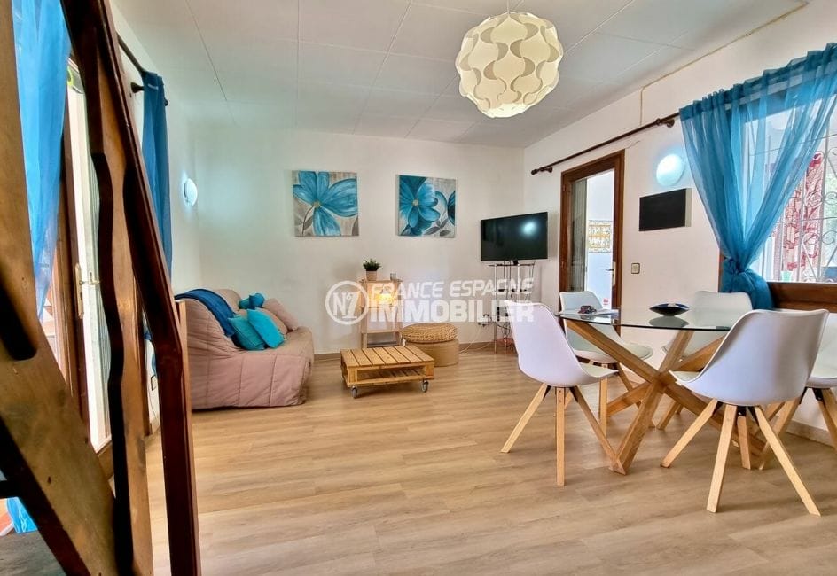 vente immobilier rosas espagne: villa 2 chambres 64 m², salon / salle à manger avec canapé et table