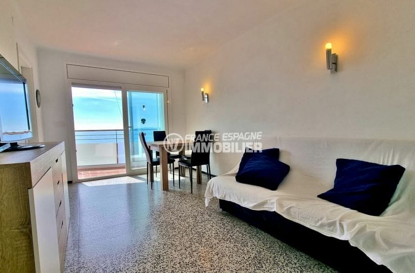 achat appartement rosas, 2 chambres 63 m², salon avec terrasse vue mer sur passage maritime