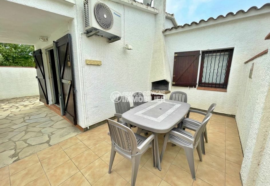 maison empuriabrava, 3 chambres 46 m², belle terrasse avec table, chaises et barbecue