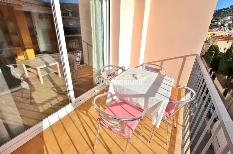 acheter appartement rosas, 2 pièces 41 m², jolie terrasse avec table et chaises du jardin