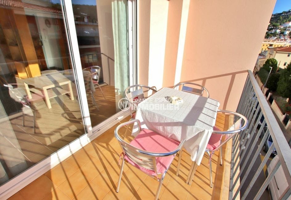 acheter appartement rosas, 2 pièces 41 m², jolie terrasse avec table et chaises du jardin