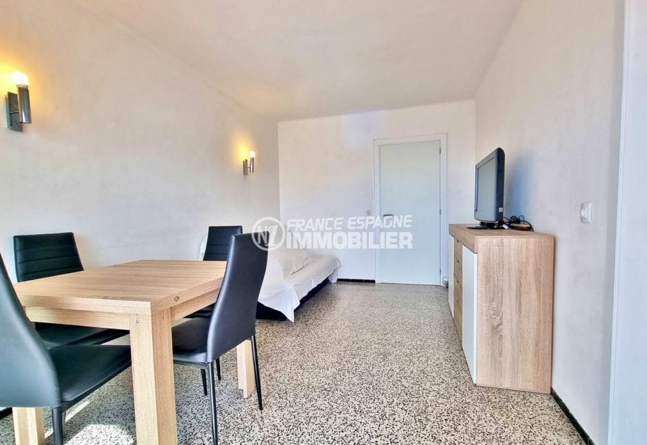appartement a vendre roses, 2 chambres 63 m², salon / séjour avec appliques murales
