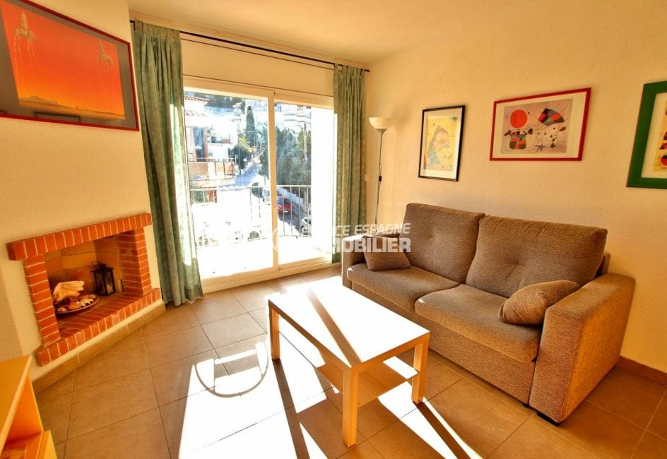appartement à vendre à rosas espagne, 2 pièces 41 m², joli salon avec cheminée et terrasse