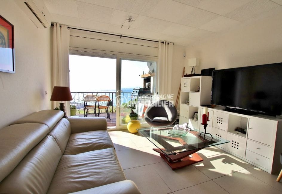 appartement à vendre à rosas espagne, 4 pièces 91 m², salon avec grand canapé, accès à la terrasse