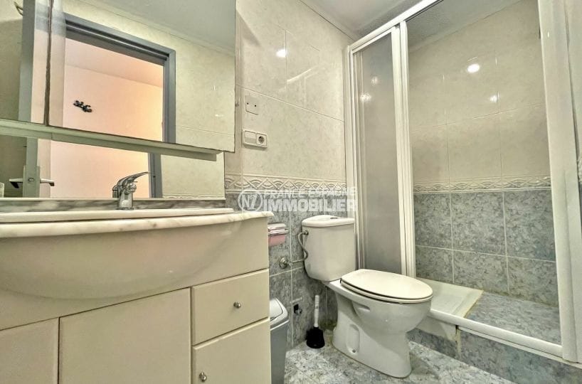 immocenter: appartement 2 pièces 42 m², salle d'eau avec douche et wc