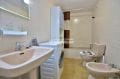 appartement a vendre a rosas, 2 pièces 49 m², salle de bain avec baignoire et wc, branchement lave-linge