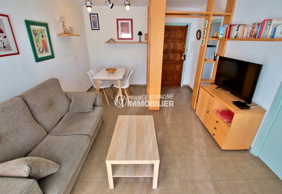 appartement à vendre rosas, 2 pièces 41 m², salon/séjour avec son coin repas, canapé, table et chaises