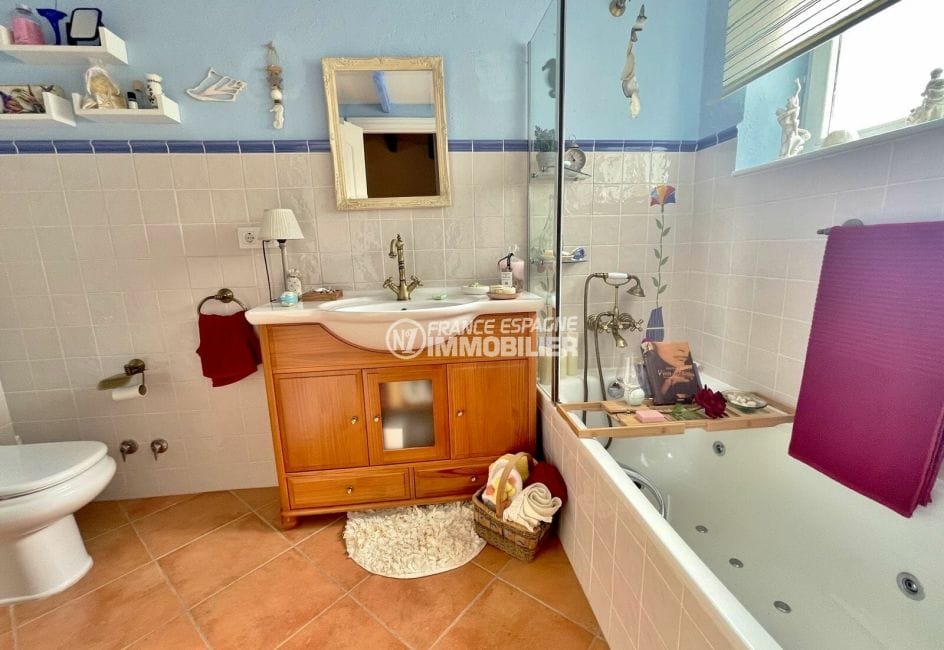 la costa brava: villa 3 chambres 113 m², salle de bain avec baignoire et wc
