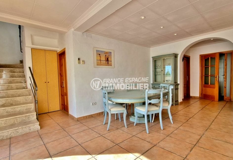 vente immobilière rosas: villa 3 chambres 178 m², séjour avec escalier menant au 1° étage