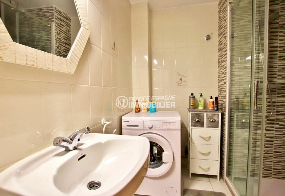 achat appartement costa brava, 2 chambres 68 m², salle d'eau avec douche et lave-linge