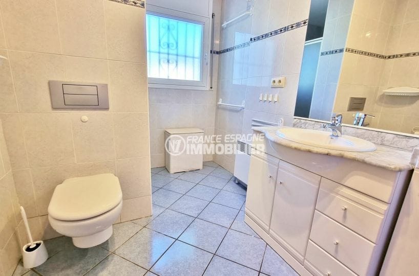 vente immobiliere rosas espagne: villa 3 chambres 112 m², grande salle de bains avec murs clairs et frise bleue