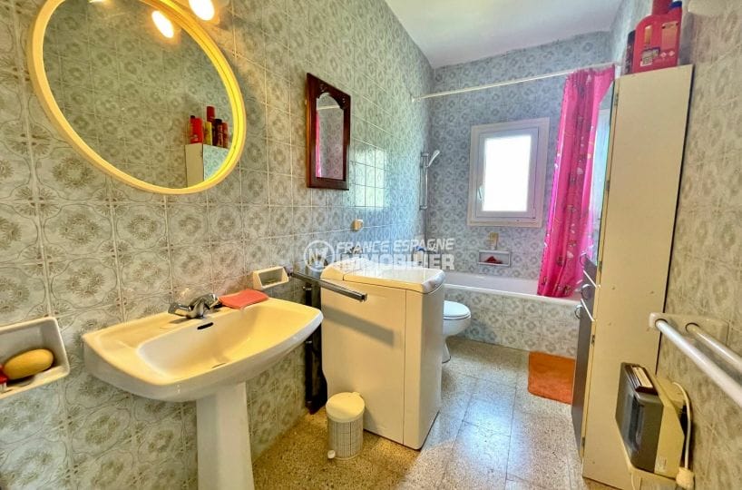 appartement a vendre rosas espagne, 2 chambres 66 m², salle de bain avec baignoire et wc