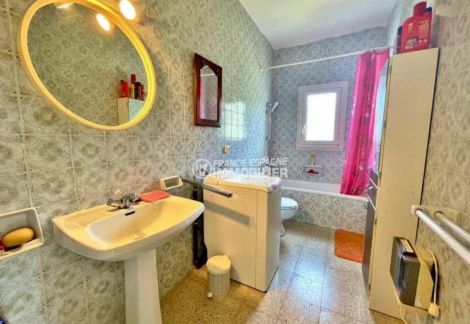 appartement a vendre rosas espagne, 2 chambres 66 m², salle de bain avec baignoire et wc